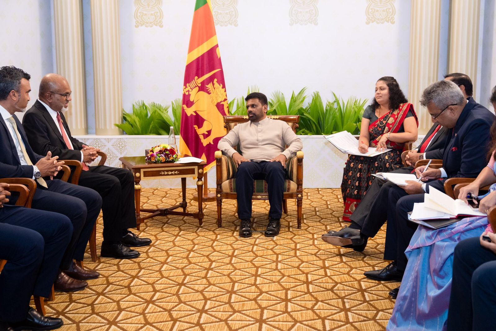 މަޖިލީހުގެ ނައިބް ރައީސް ސްރީ ލަންކާގެ ރައީސަށް ކުރެއްވި އިޙްތިރާމްގެ ބަޒިޔާރަތުގެ ތެރެއިން.